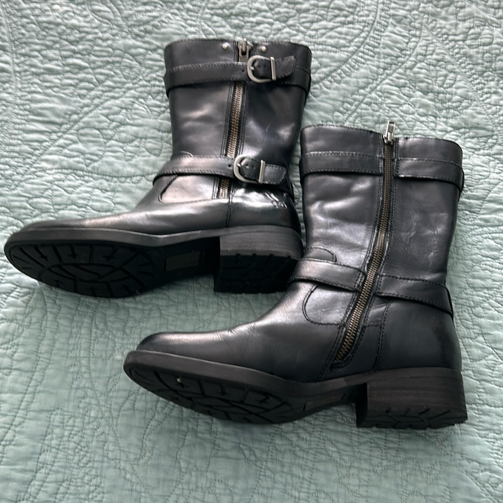 Born shoes boots, 7.5 , black leather. Good condition.